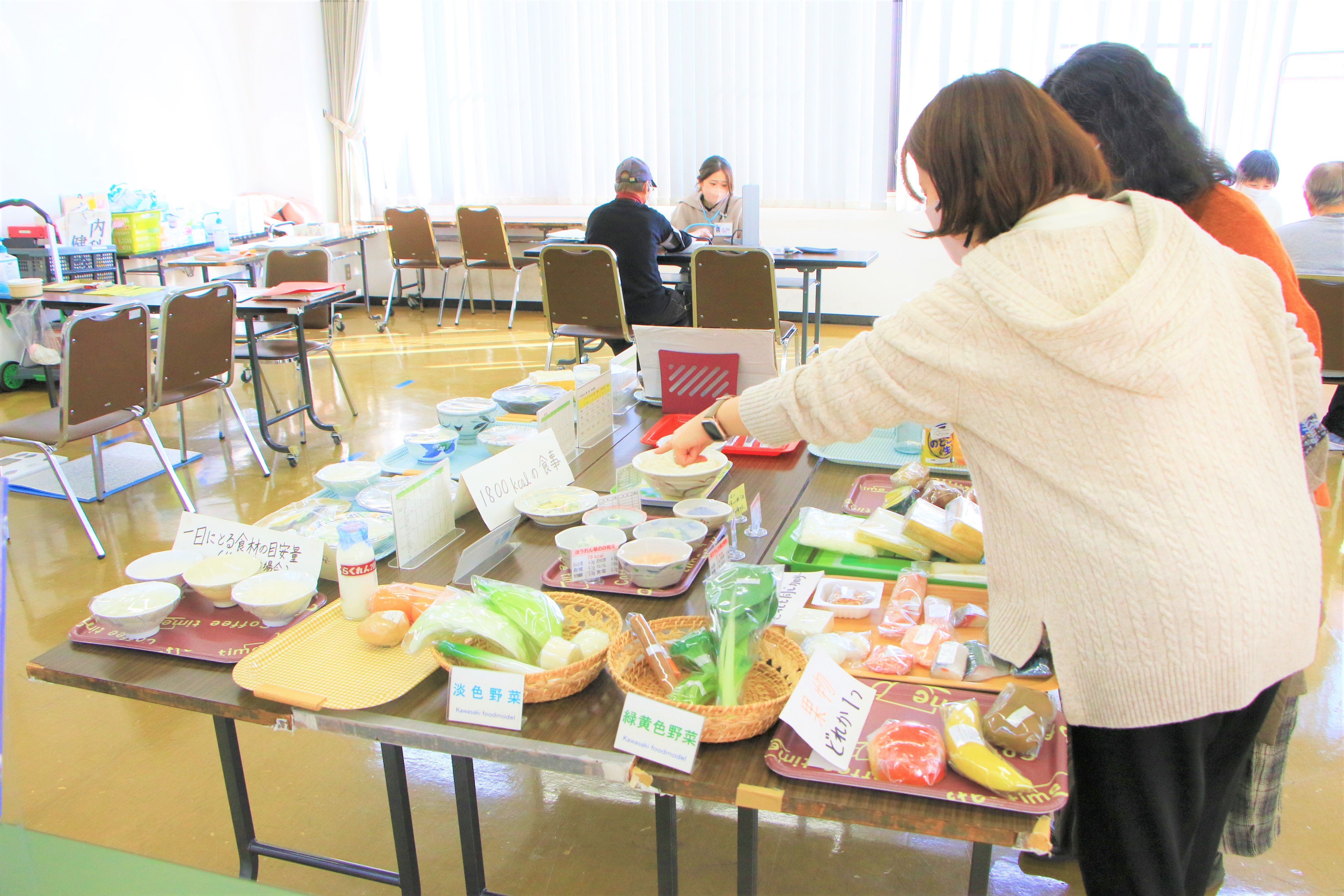 バランスの取れた食事をレクチャーする様子