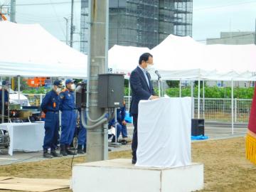 あいさつする奥田市長