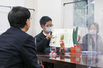 京都府スポーツ賞の賞状を市長に見せて報告する中川選手