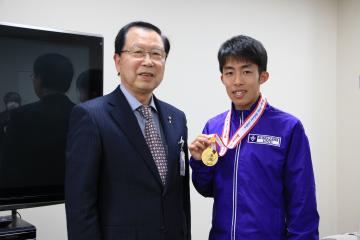 メダルをかけた赤星選手と市長
