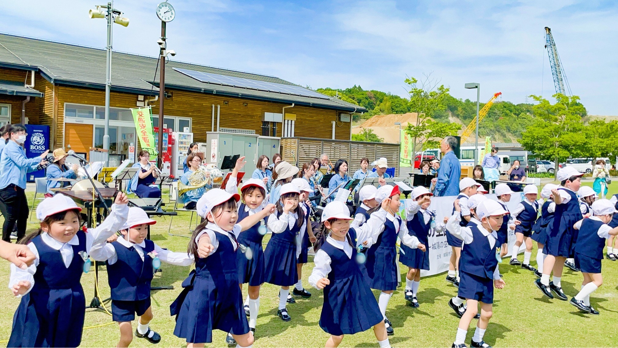 芽生え幼稚園の園児たちの演技と吹奏楽の演奏