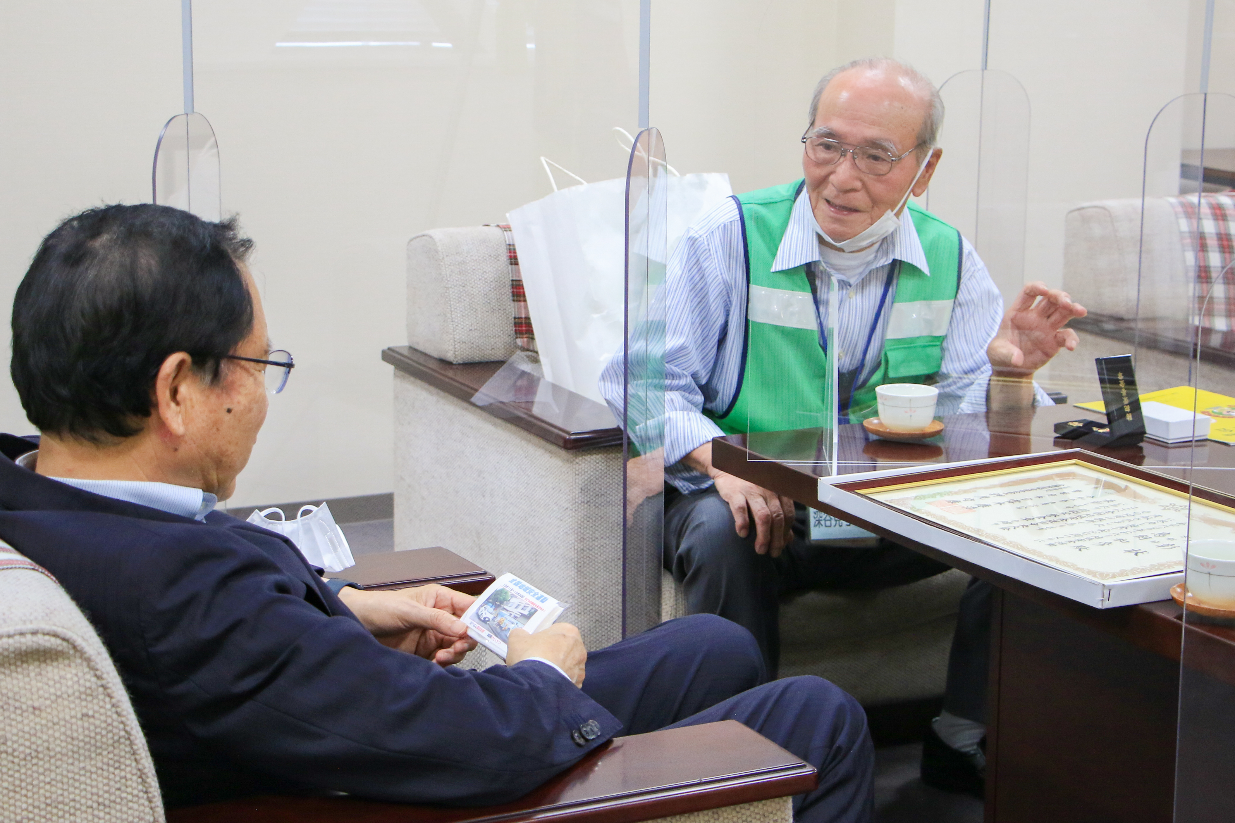 日頃の啓発活動について市長に報告する鳥飼会長