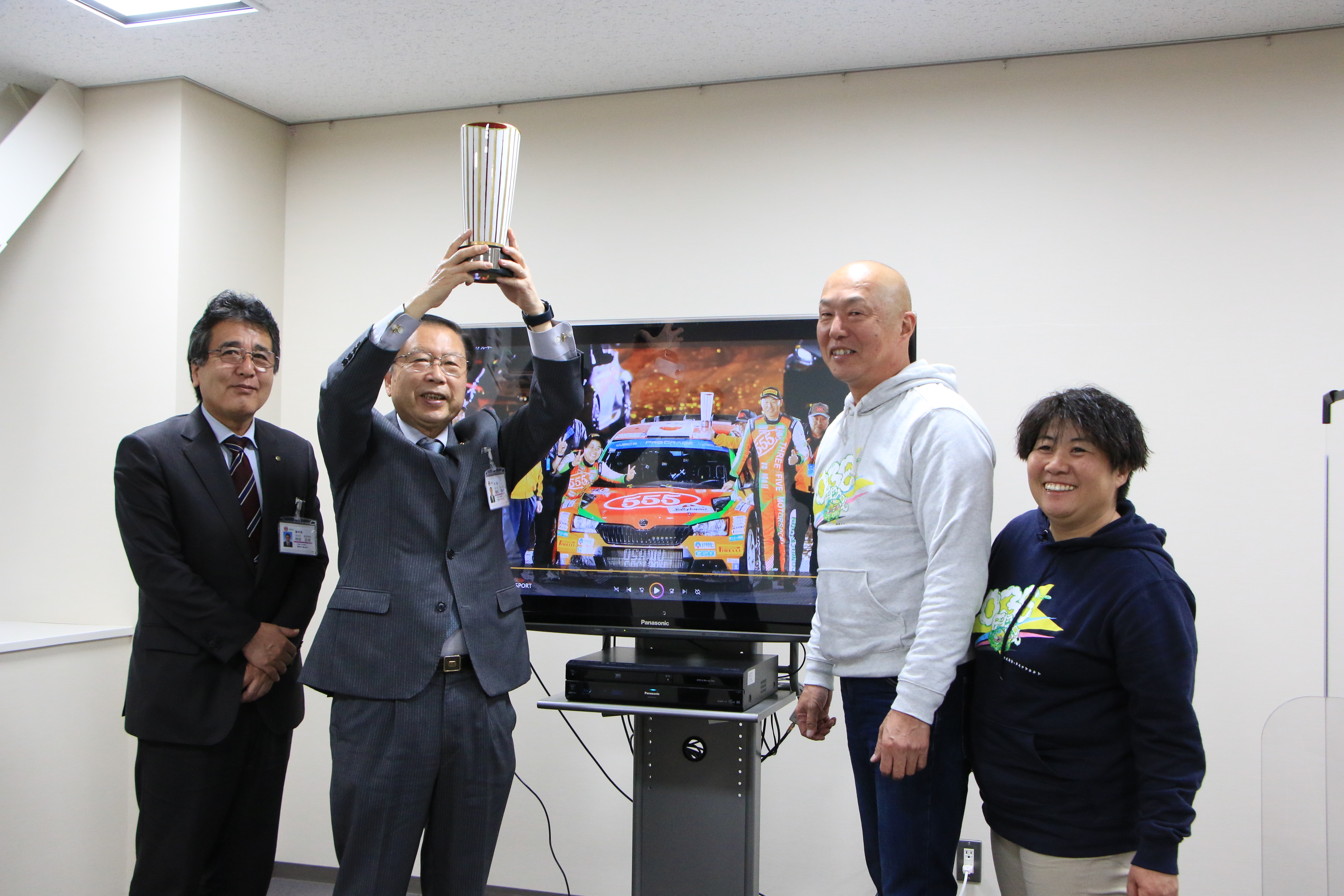福永選手、齊田選手とともに受賞を喜ぶ市長、副市長