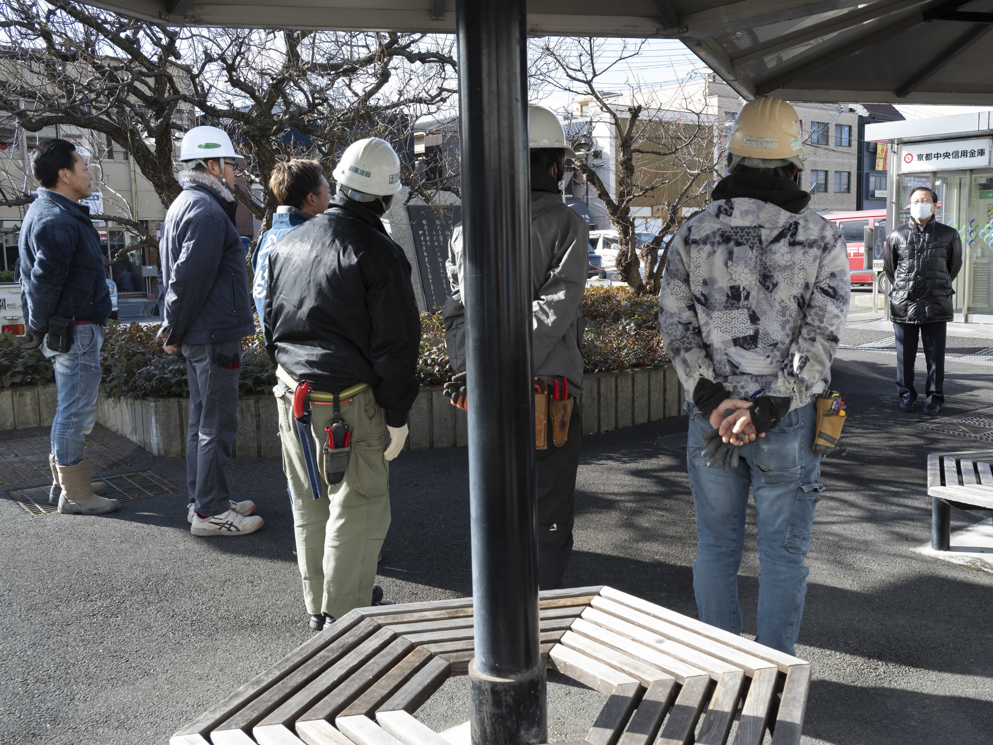 これから作業にあたる協会の皆さんに感謝を伝える市長