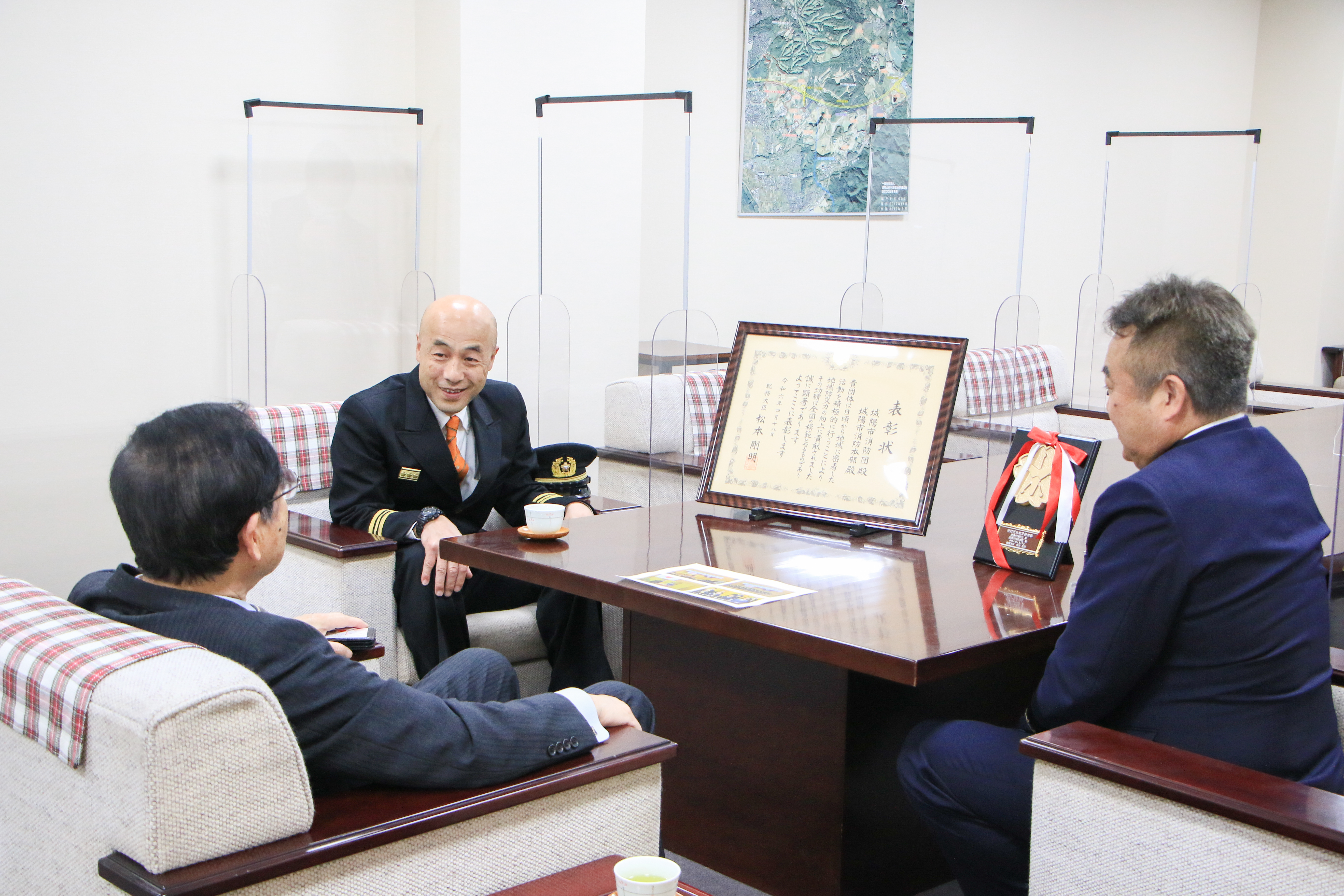 表彰式での様子を語る南村団長