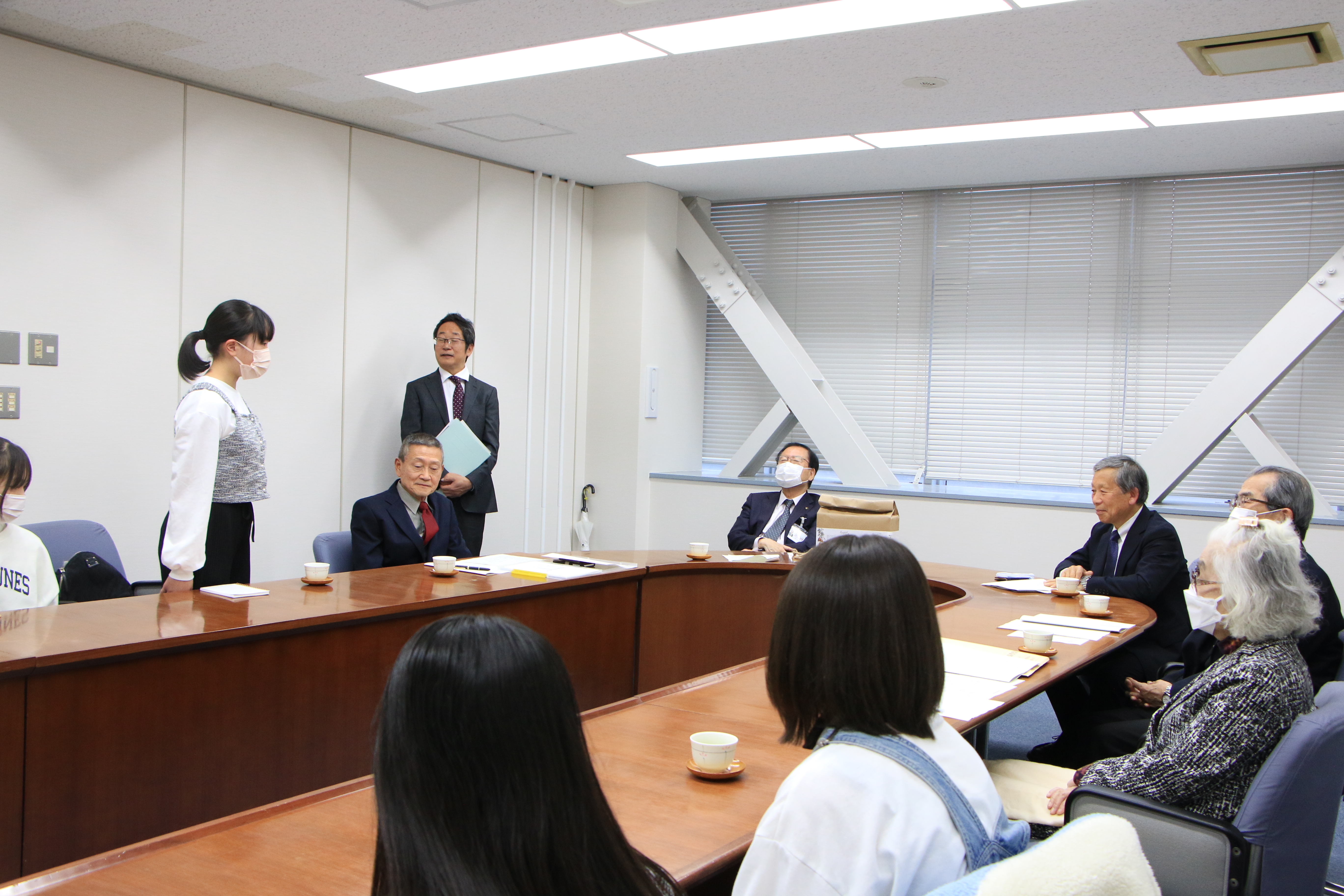 中学生から報告を受ける市長