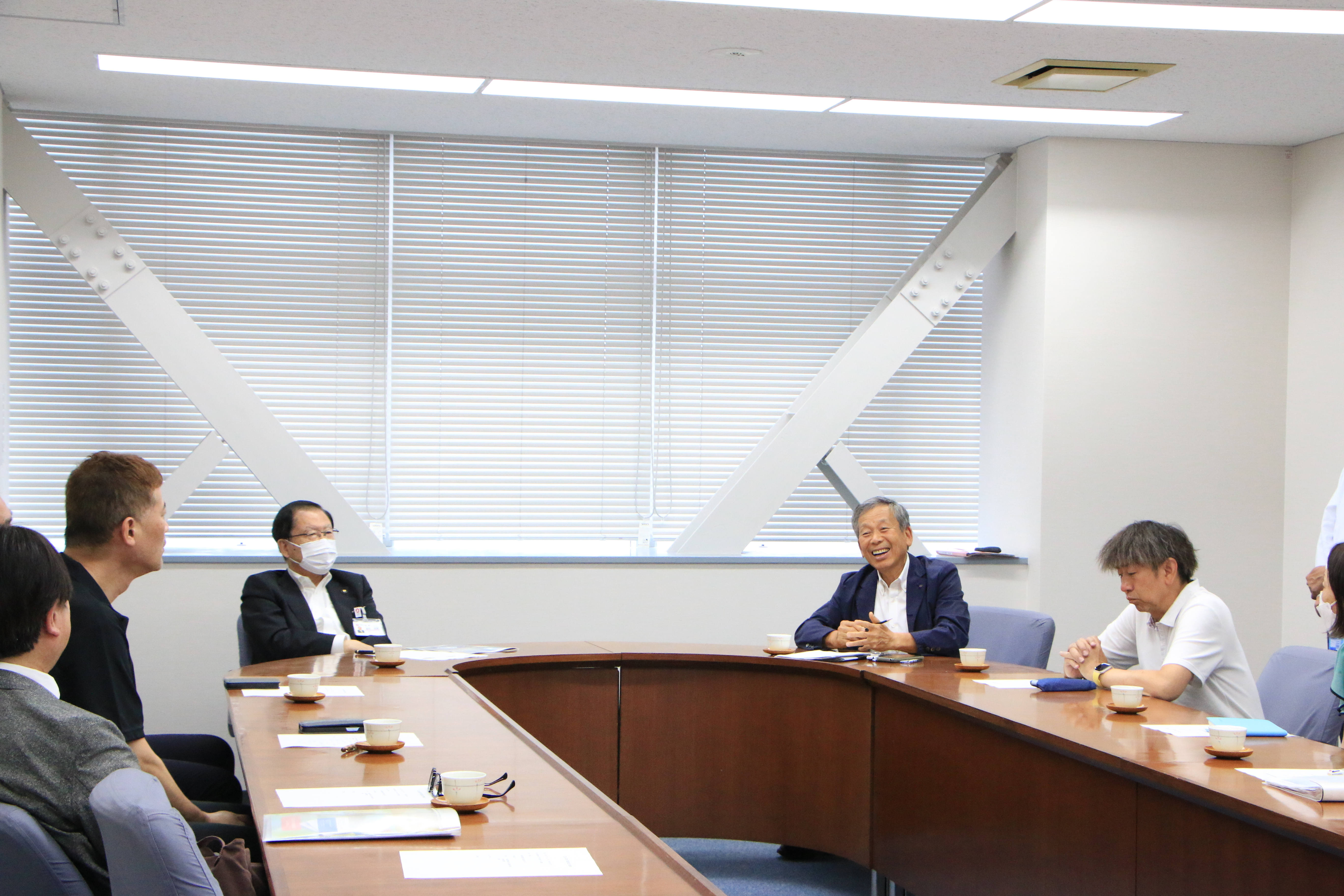 市民訪米団の報告に耳をかたむける市長