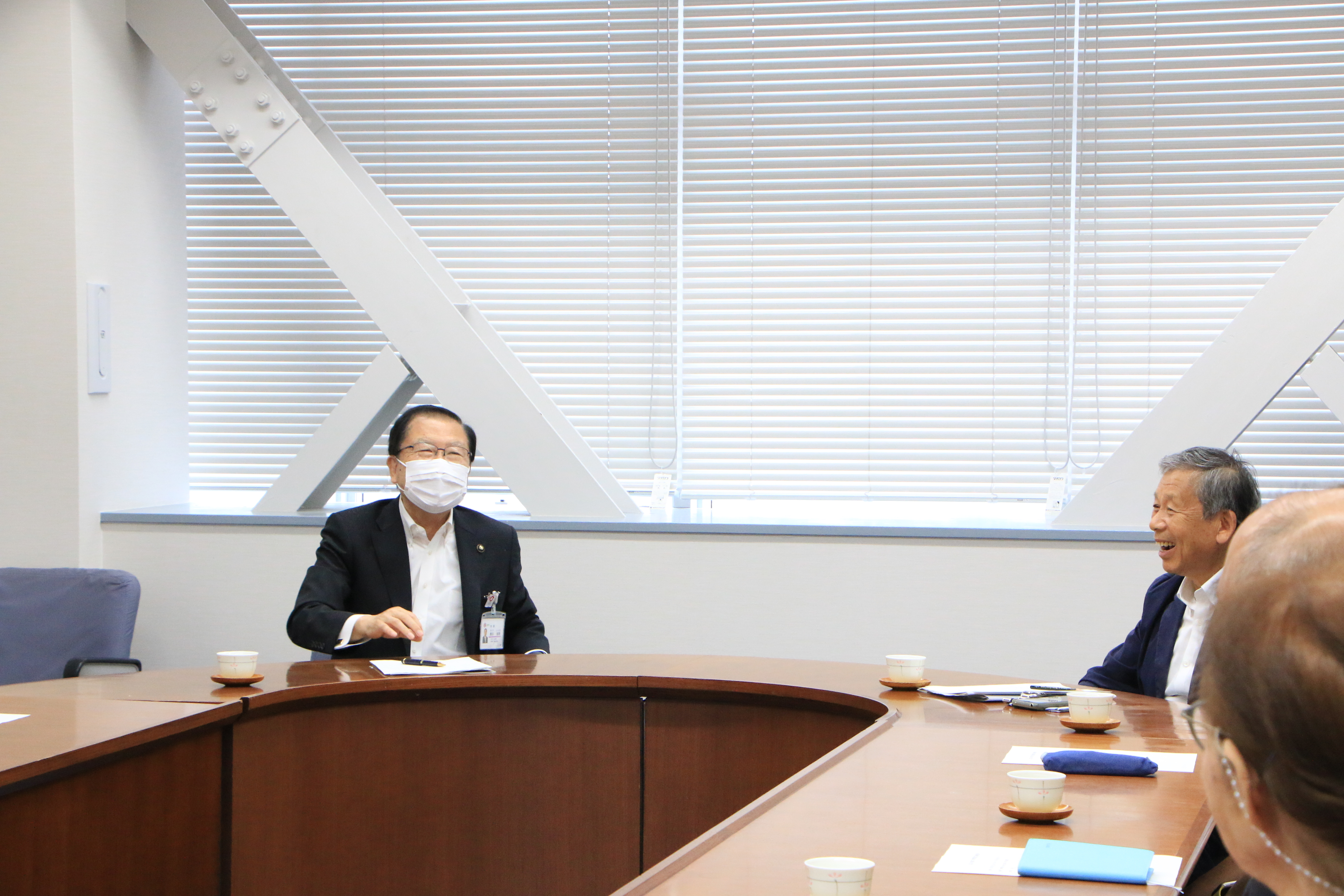市民訪米団のみなさんと談笑される市長