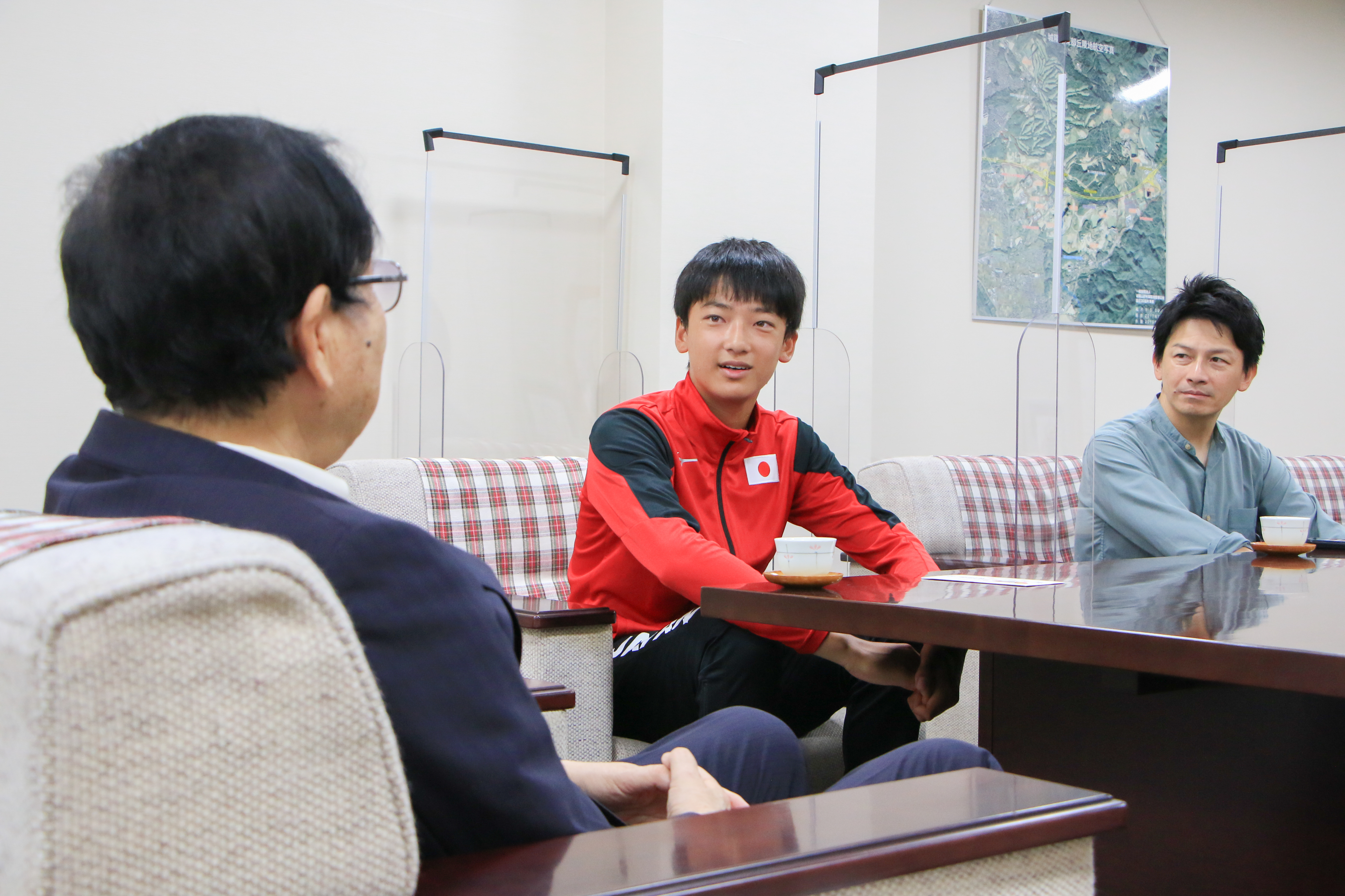 大垣選手の話に耳を傾ける市長