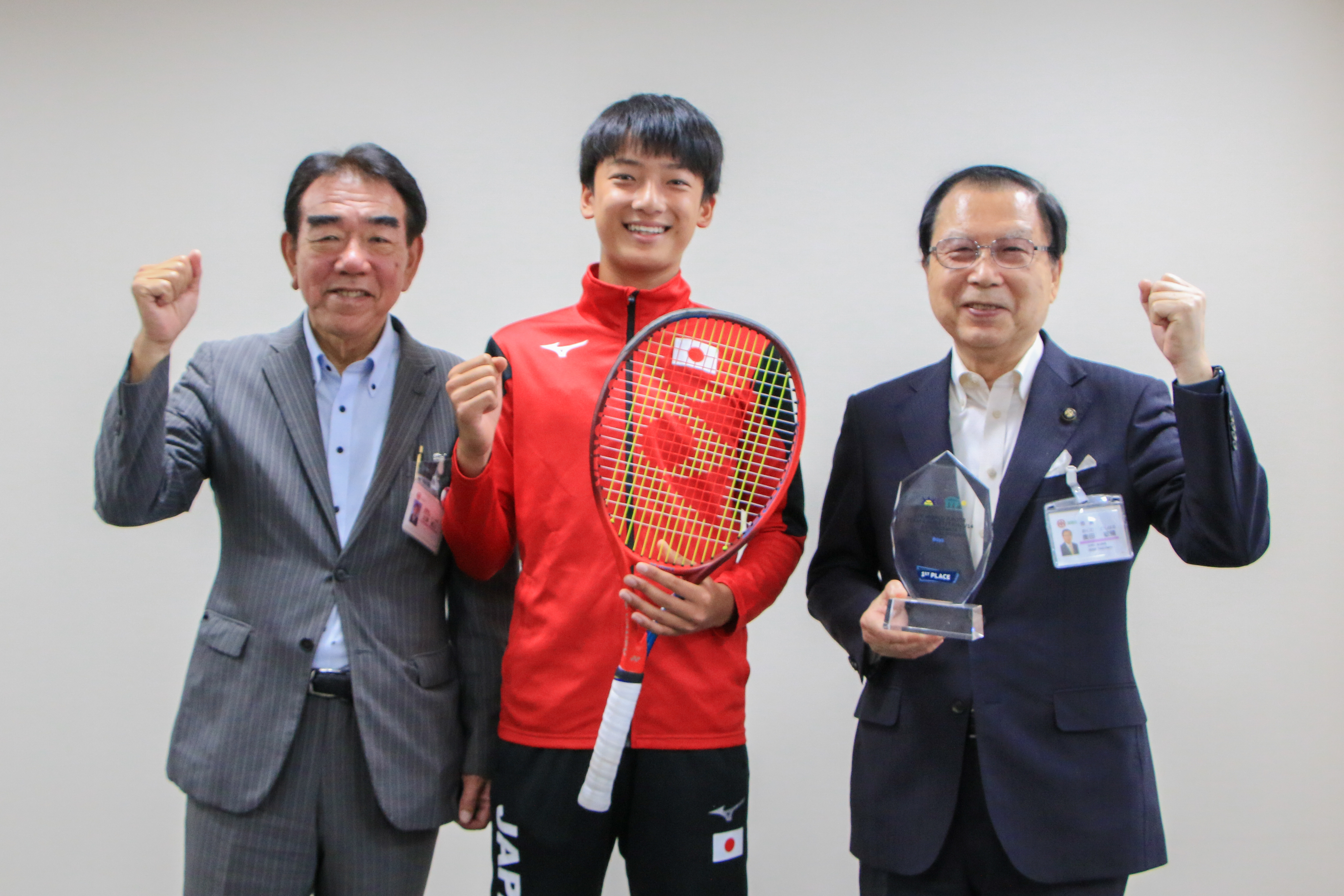大垣選手をはさんで、市長と教育長と記念撮影