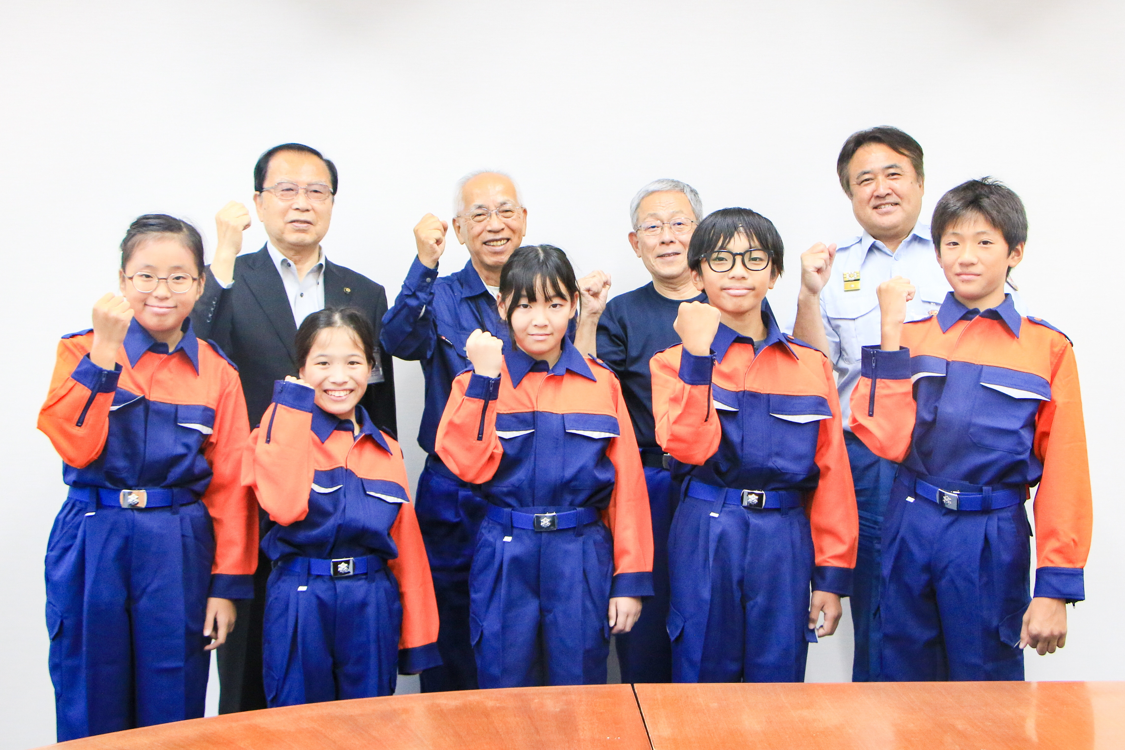 市長と少年消防クラブのみなさんで記念撮影