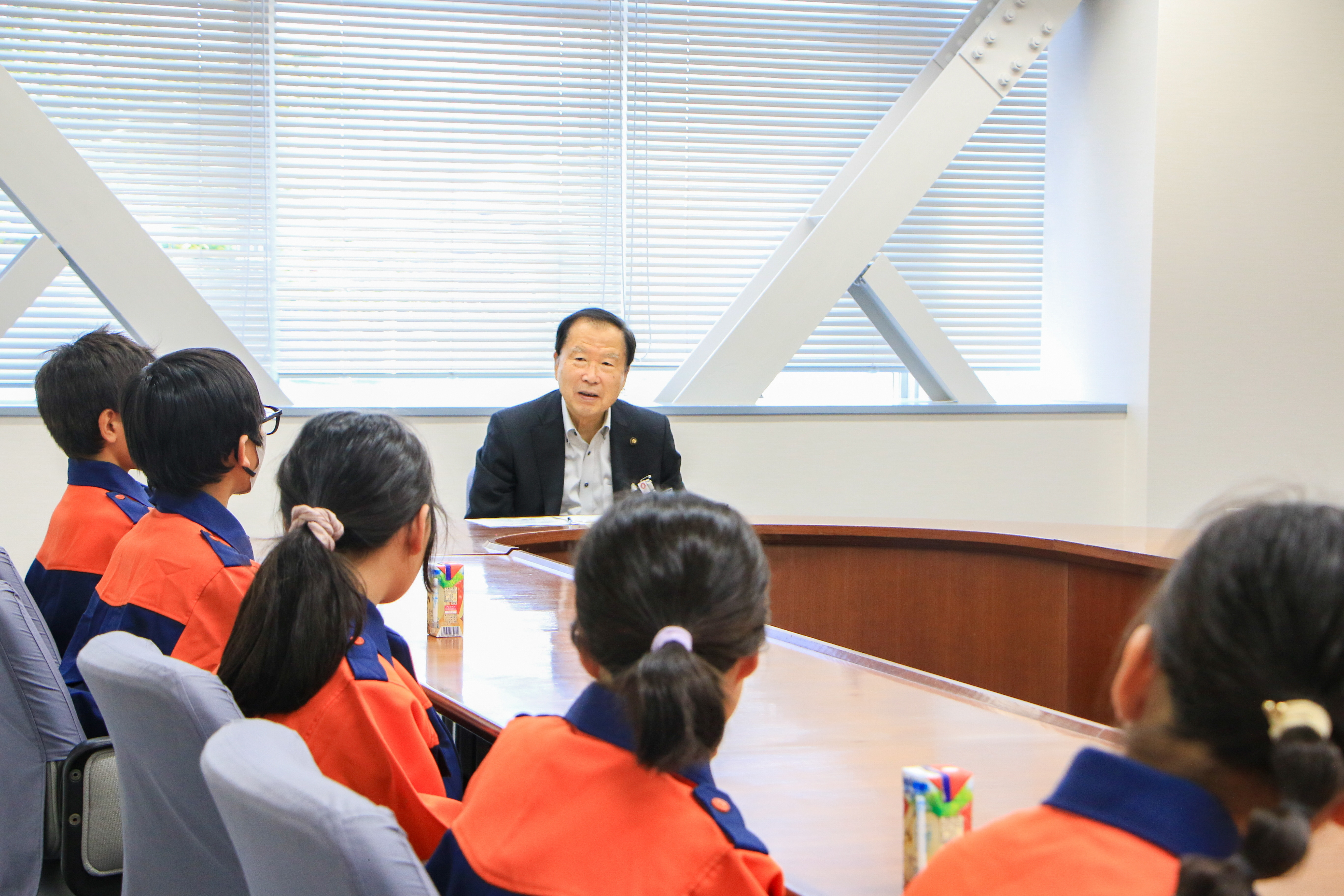 少年消防クラブ員と市長の懇談の様子