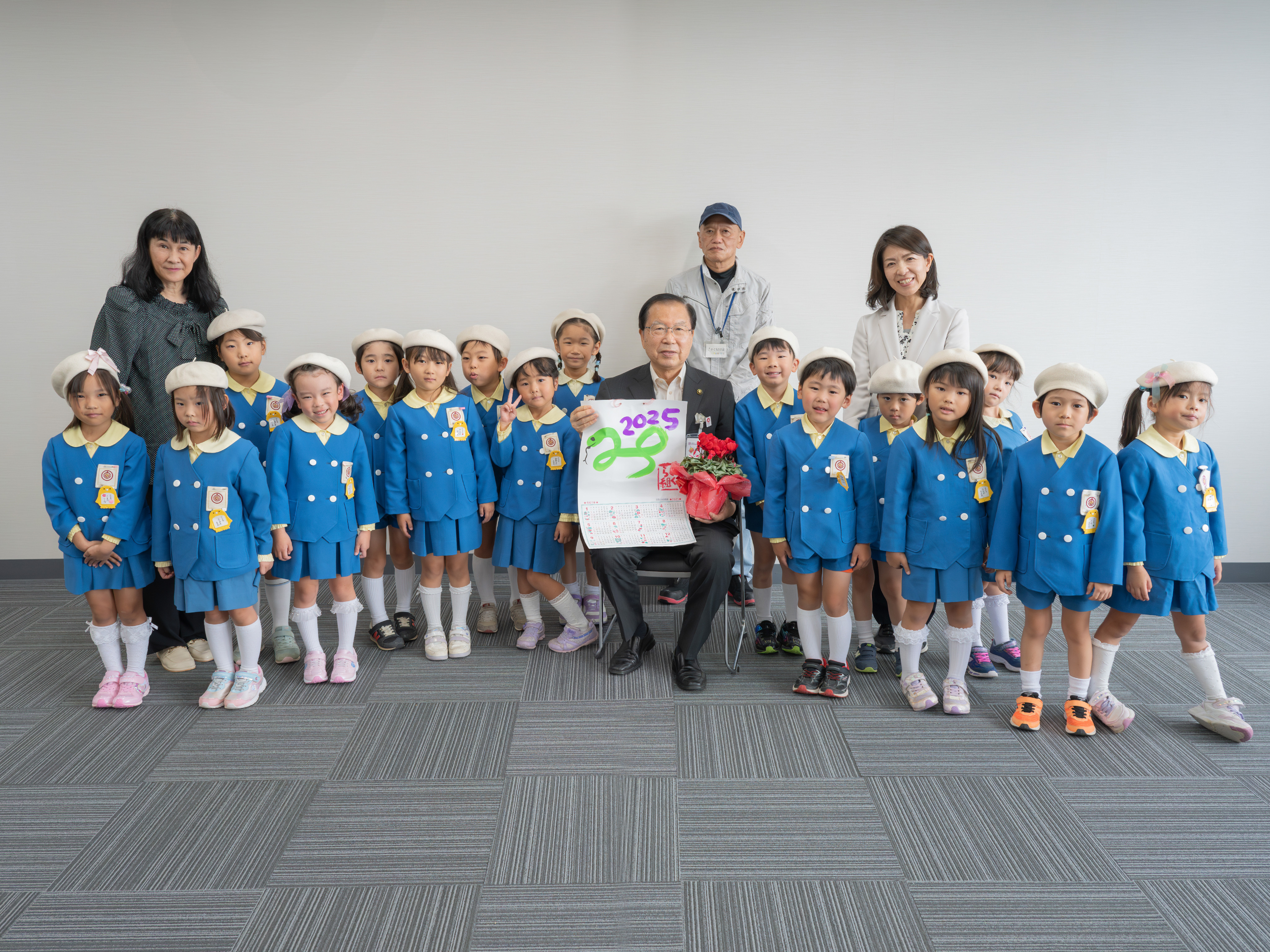 市長とみなさんで記念撮影