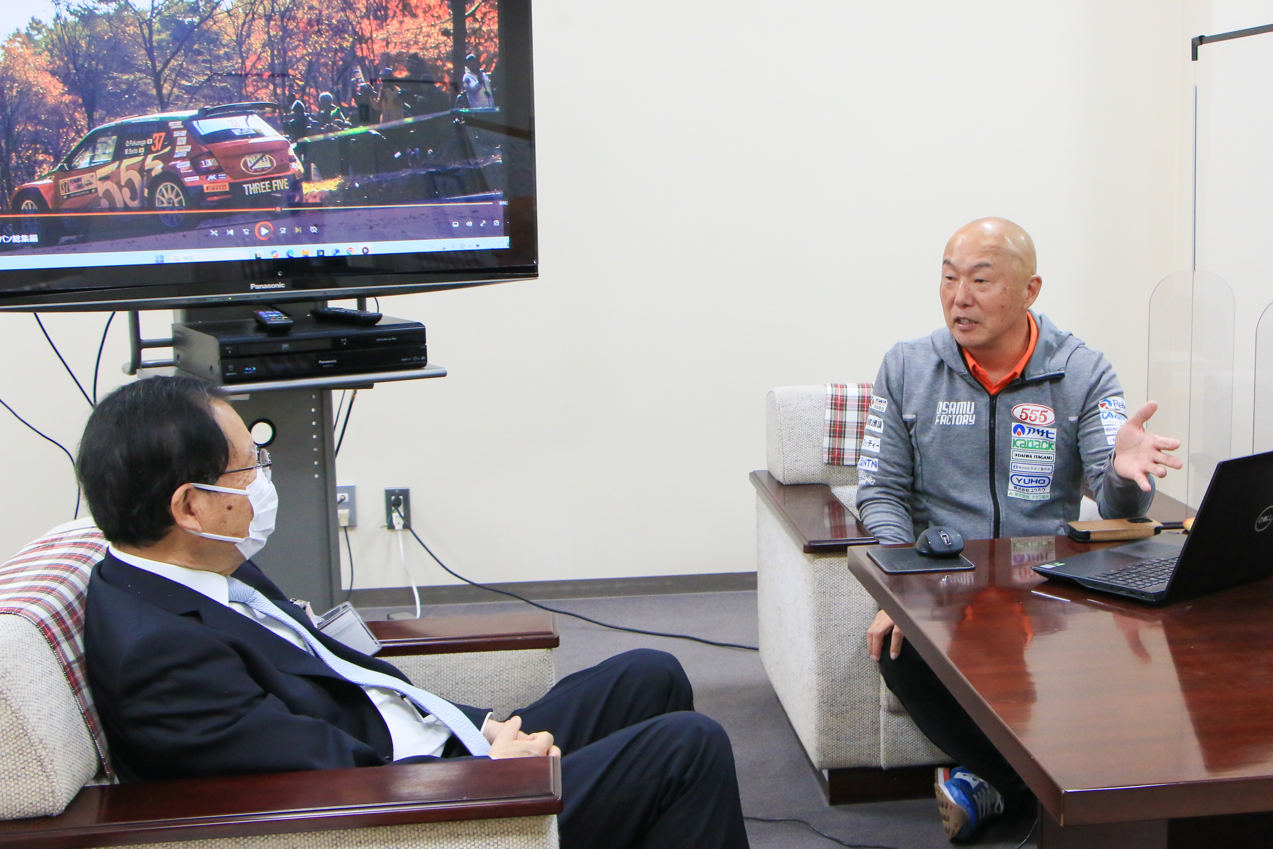 懇談する市長と福永選手