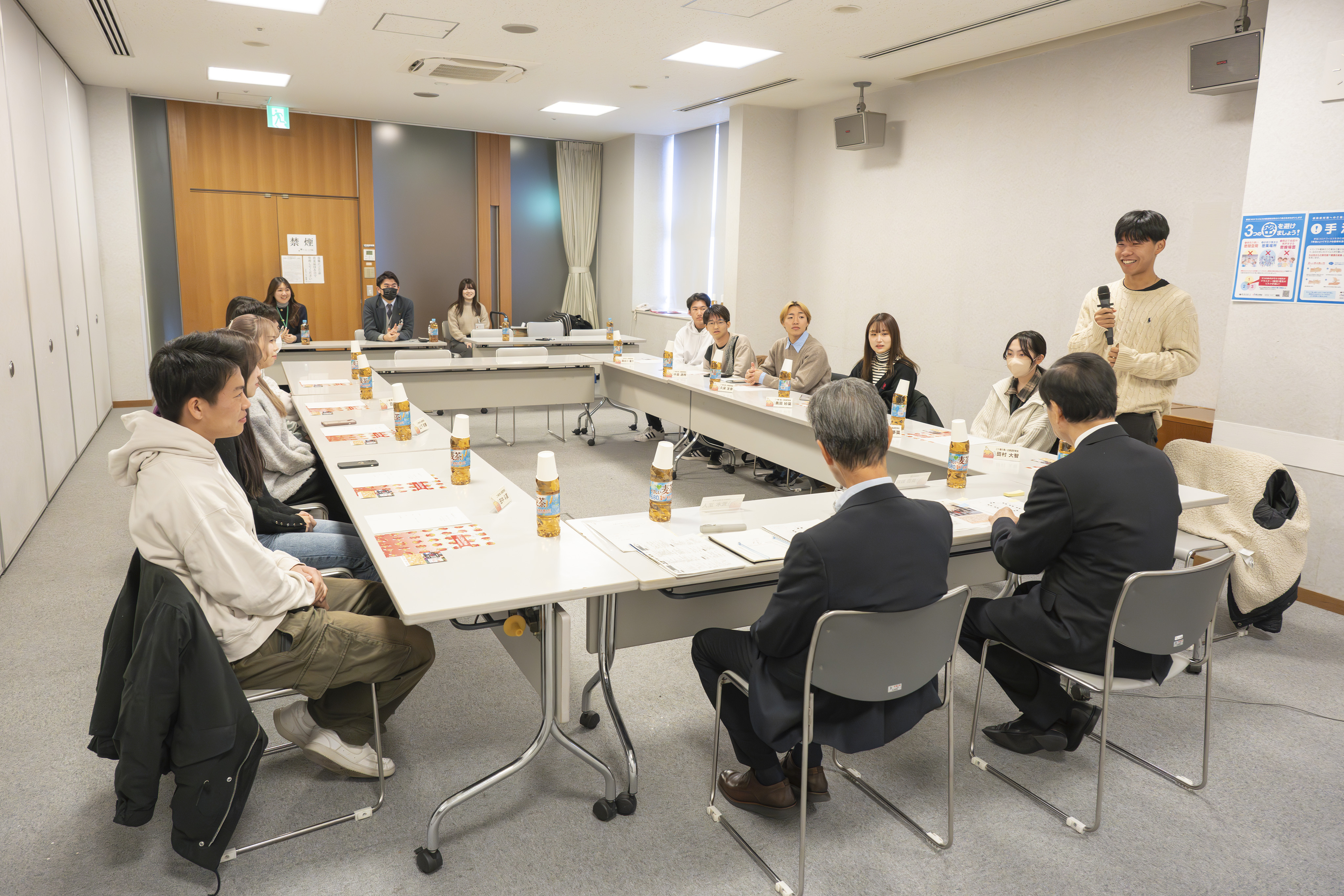 委員のみなさんからの意見に耳を傾ける奥田市長