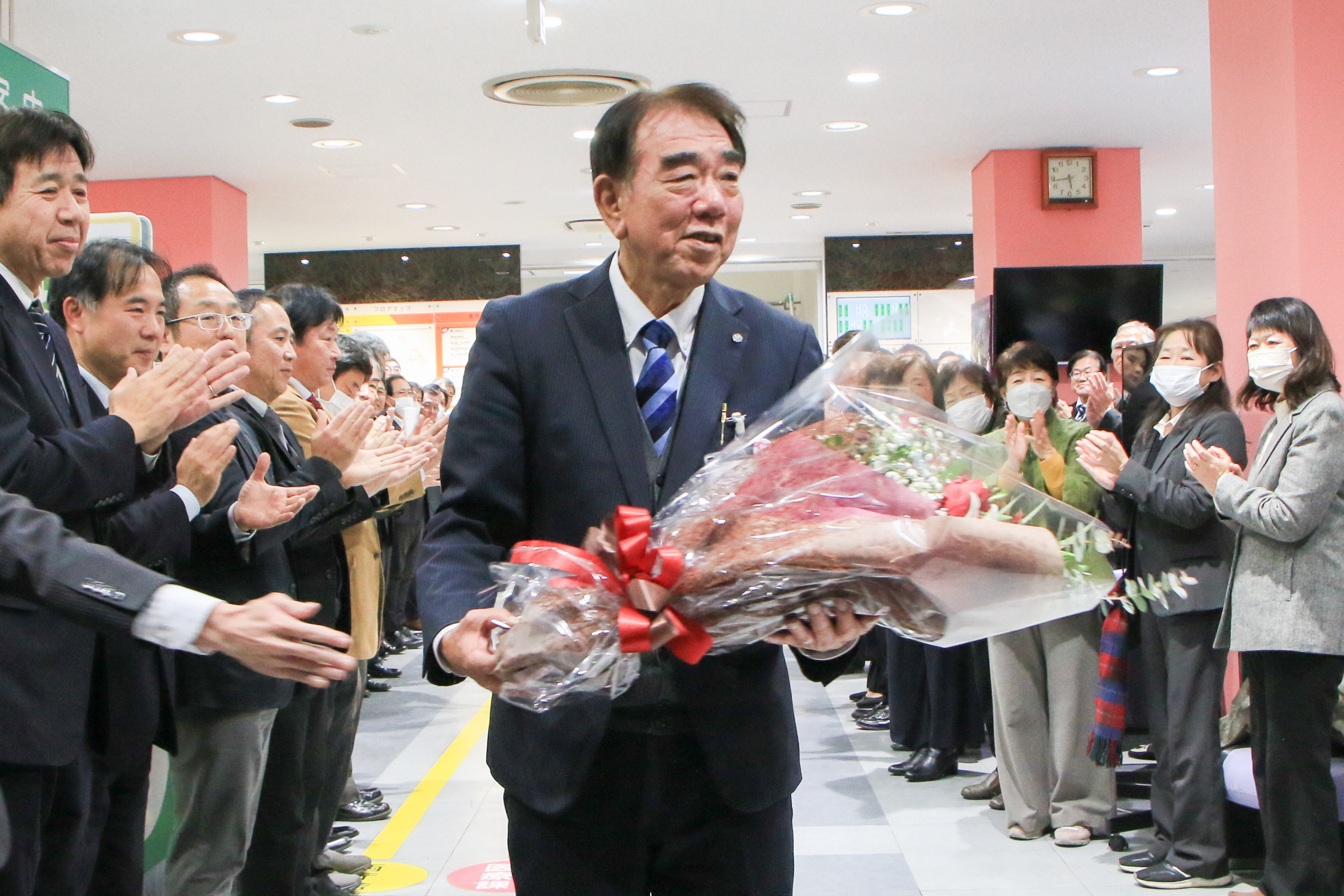 職員・議員・教職員らの花道で見送られる北澤教育長