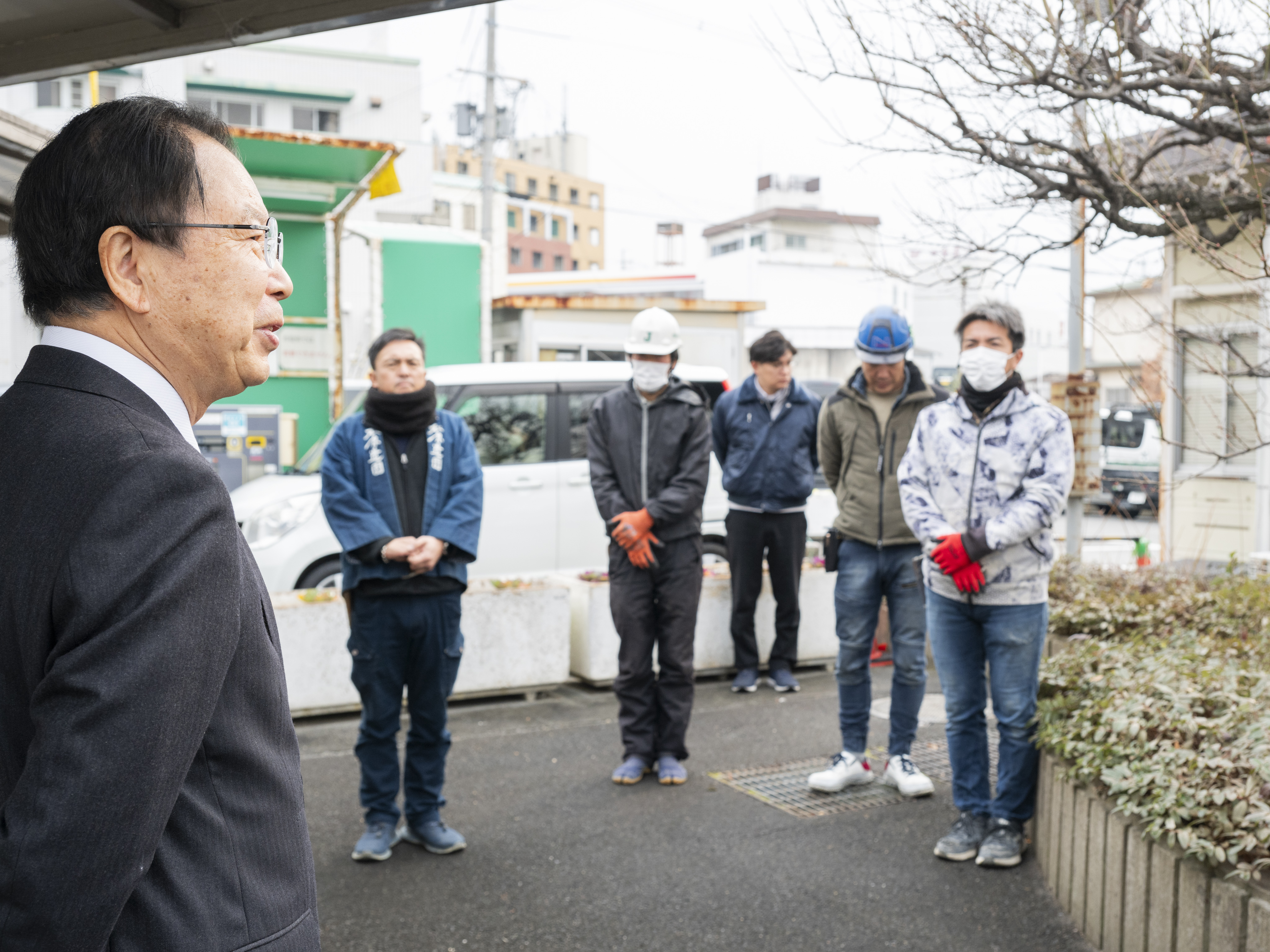 城陽市造園建設業協会のみなさんに感謝を述べる奥田市長