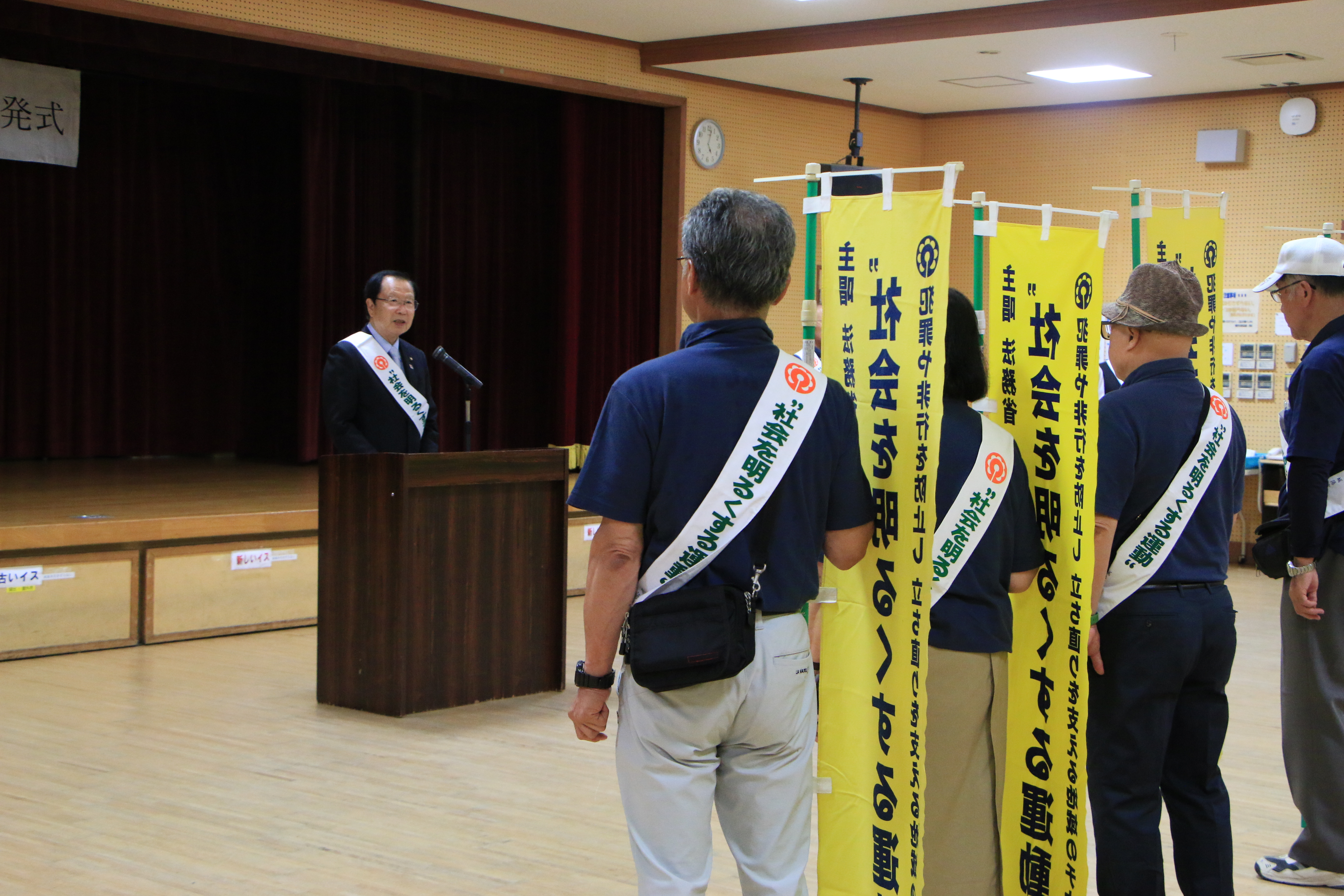 社会を明るくする運動 街頭宣伝出発式で挨拶をする市長