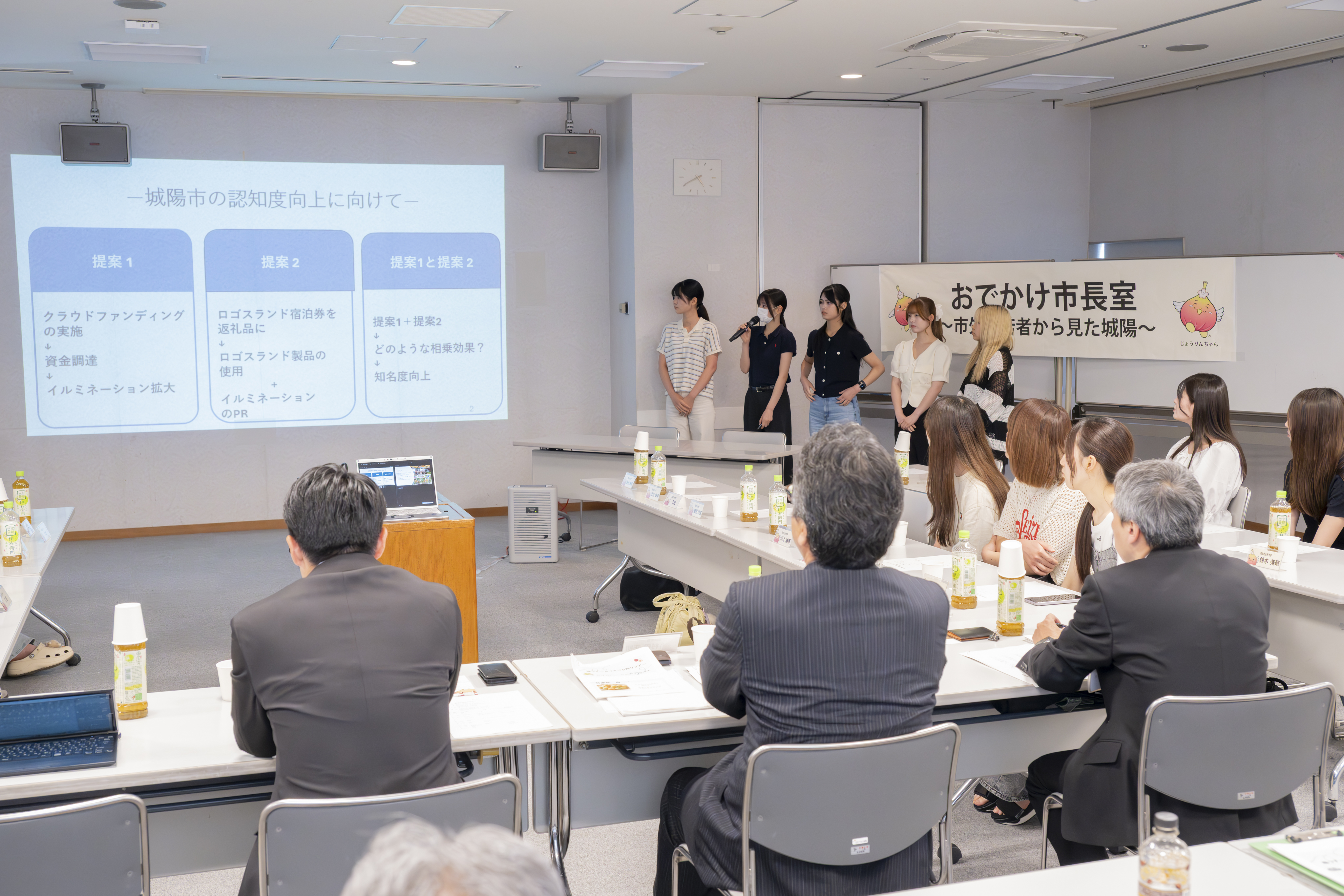 プレゼンテーションをする学生